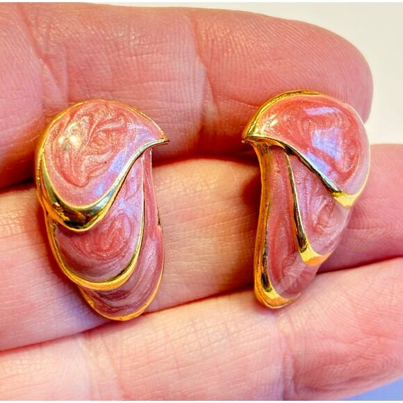Pierced earrings gold & pink swirl enamel finishes vintage 1990s fashion jewelry - Picture 4 of 6